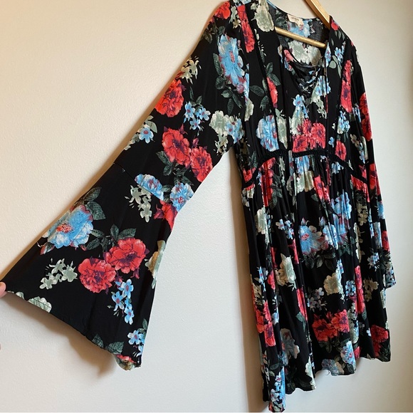Umgee. Boho Floral Tunic. Medium. Bell-sleeve. Flowy fit. - Picture 4 of 5